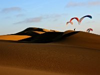 04.004.Juli : Dünen, Gleitschirmfliegen, Namibia
